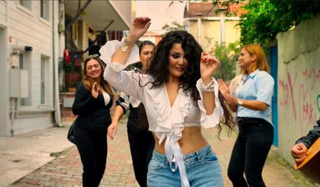 ESRA ÖZTÜRK: “BEN DEĞİL, MÜZİK SOUNDUM DEĞİŞTİ”