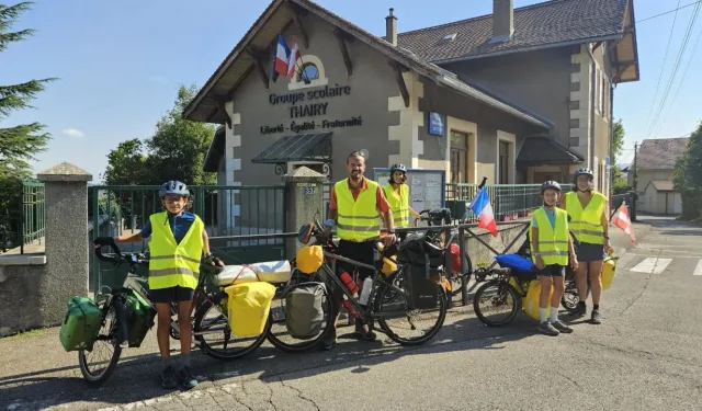 Bisikletli Fransız gezgin aile İzmir'de