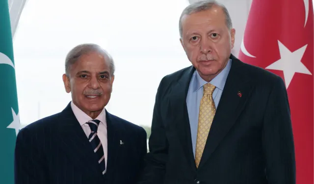 Cumhurbaşkanı Erdoğan, Pakistan Başbakanı Şahbaz Şerif ile Bakü'de görüştü