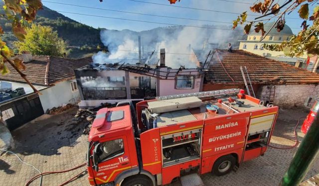 Demirci’de Çıkan Yangın 2 Saatte Söndürüldü