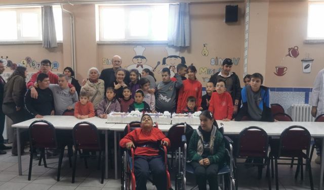 Simav’da Duygulandıran Anma: Özel Öğrenciler Yeşim Akbaş’ın Doğum Gününü Pastayla Kutladı