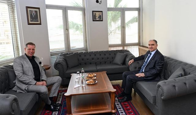 Vali Vahdettin Özkan Manisa Ticaret Borsasını Ziyaret Etti