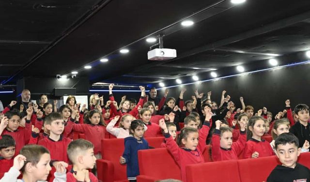 Demirci'de Gezen Sinema Tırı Çocuklarla Buluştu