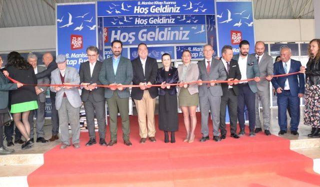 MÜCAHİT ARINÇ’TAN ANLAMLI KİTAP HEDİYELERİ