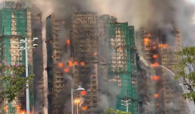 Hong Kong’da 31 Katlı Gökdelende Facia: Alevler Bambu İskeleleri Sardı, 13 Ölü