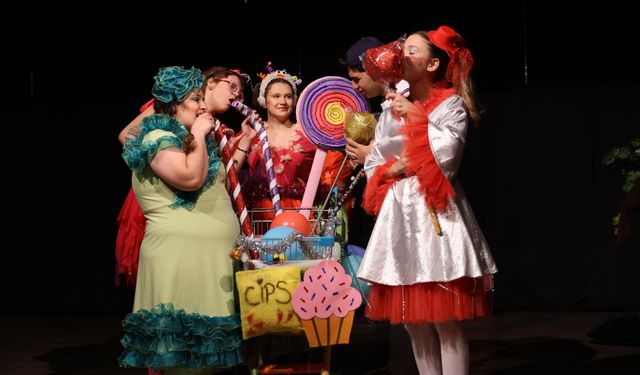 ‘BİZİM AYŞE ABUR CUBUR KRALLIĞI’NDA’ ÇOCUKLARLA BULUŞTU