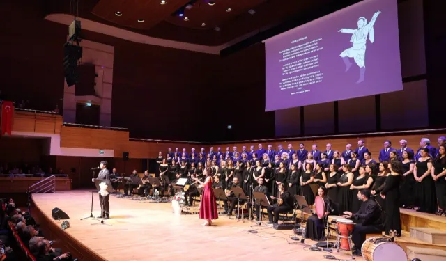 Bedia Akartürk'ten İzmirlilere türkü sürprizi