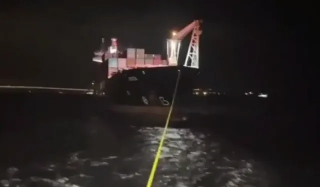 Çanakkale Boğazı'nda arızalanan kargo gemisi kurtarıldı