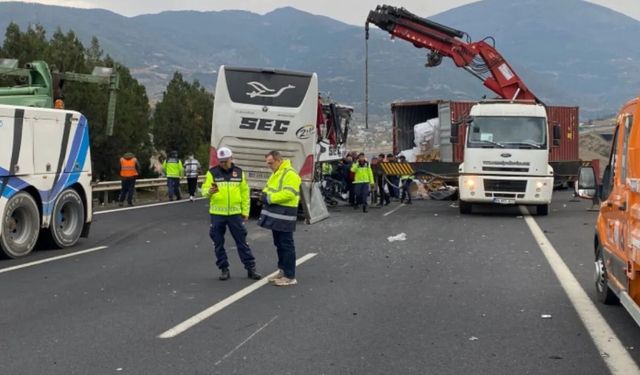 Yolcu Otobüsü Tıra Çarptı: 6 Ölü, 11 Yaralı