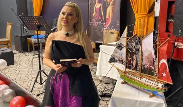 AYGÜL YÜRÜR HEM KİTABINI HEM ŞARKISINI TANITTI