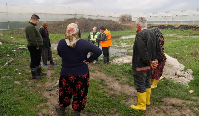 Antalya Büyükşehir'den sel felaketinde çiftçilerin yanında