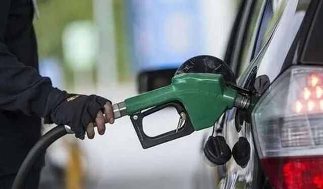 İran Protestoları ve Trump’ın Açıklamaları Akaryakıt Fiyatlarını Dalgalandırdı: Benzine Zamdan Sonra İndirim