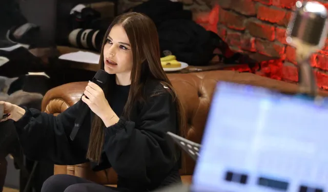 Simge Sağın Galata'da sürpriz yaptı... Sokak bir anda konser alanına döndü