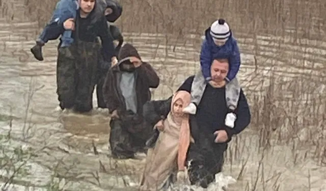 Manisa'da selde mahsur kalanları itfaiye kurtardı