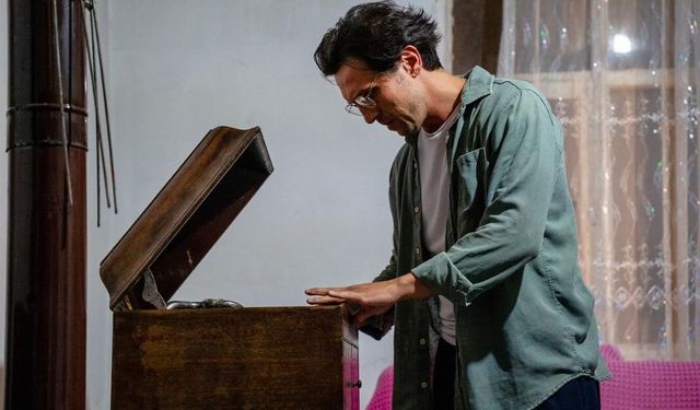 BURAK ALP YENİLMEZ GRAMAFON İLE İNGİLTERE YOLCUSU