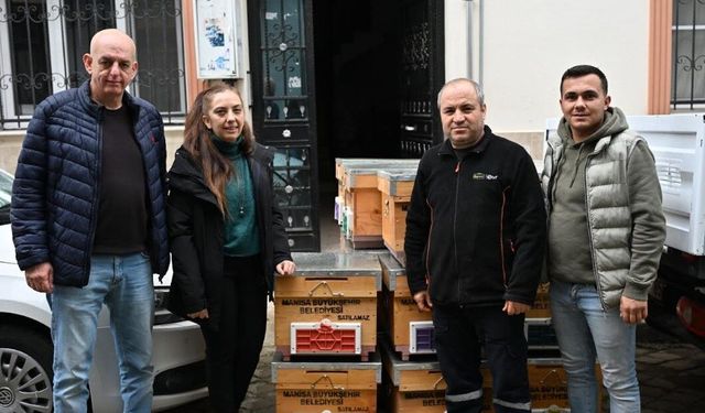 Manisa Büyükşehir’den Sel Mağduru Arıcıya Kovan Desteği