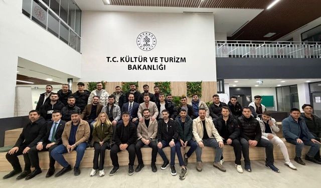 ARINÇ, GENÇLERLE KÜTÜPHANEDE BULUŞTU: SAMİMİ VE KEYİFLİ SOHBET