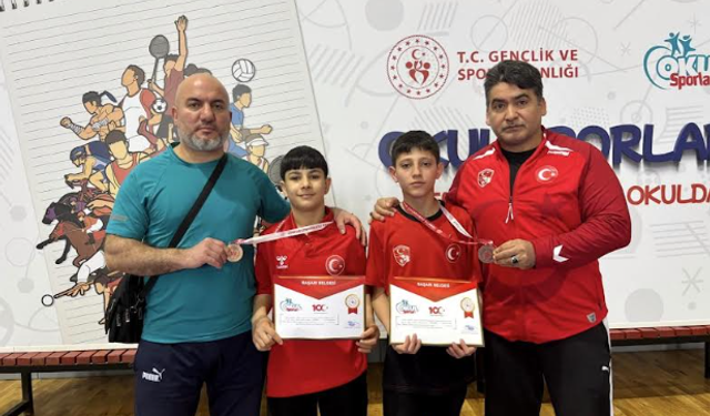 YUNUSEMRELİ YILDIZ GÜREŞÇİLERDEN İKİ BRONZ MADALYA