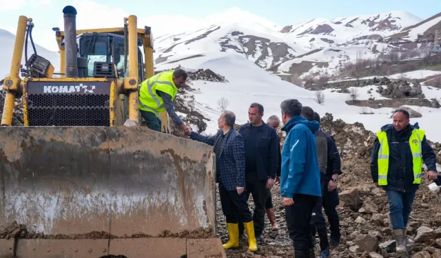 Hakkâri-Van yolunda seferberlik... Heyelan sonrası çalışmalar sürüyor