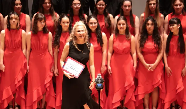 İzmir'de binlerce koro sanatçısı büyük finalle ödüllerini aldı