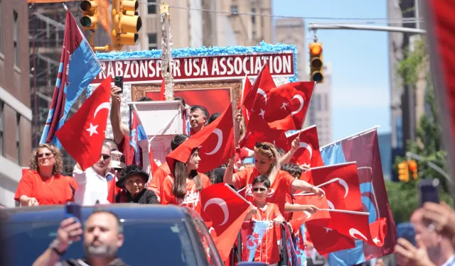 New York'ta Türk bayraklarıyla coşkulu yürüyüş... Binlerce kişi Manhattan'ta buluştu