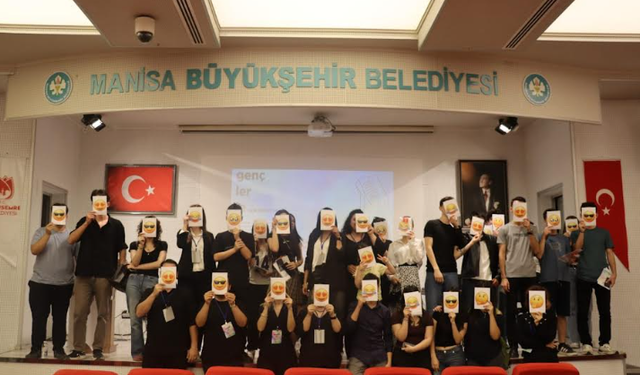 YUNUSEMRE’DE GENÇLER AÇIK MİKROFON ETKİNLİĞİ’NDE SÖZ ALDI