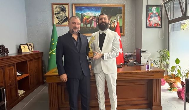 Akif Manaf’a “Demokrasi ve Barış Ödülü” Verildi