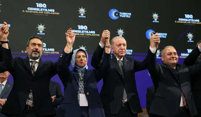 AK Parti'ye üç belediye başkanı daha katıldı... Rozetleri Erdoğan taktı