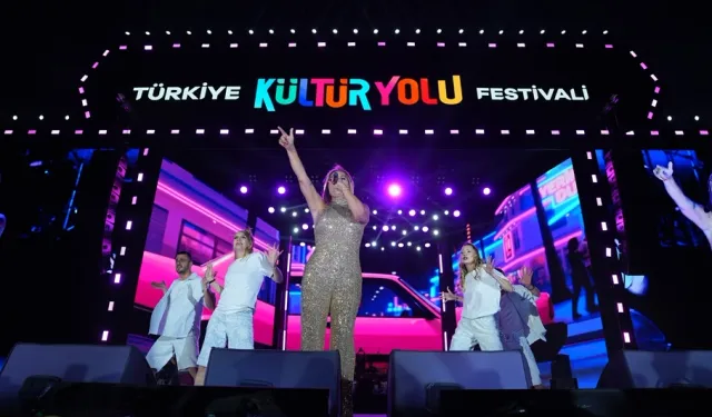 Demet Akalın, coşkuyu zirveye taşıdı