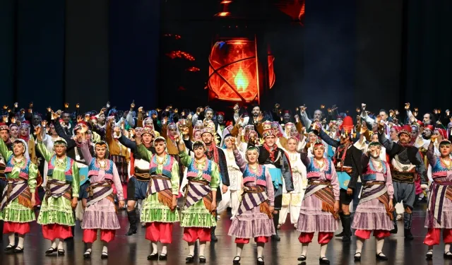 Maarif Halk Dansları Topluluğu gönülleri fethetti