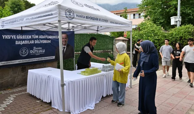Manisa'da YKS adaylarına su ve limonata ikramı