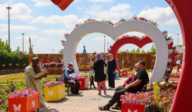 Türkiye'nin en büyük 'çiçek bahçesi' ziyaretçilerle buluştu