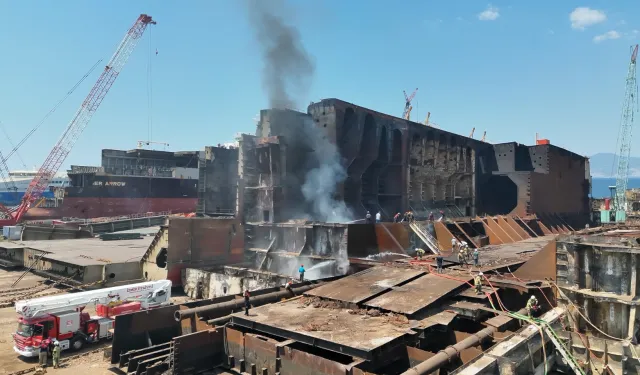 İzmir Aliağa'da yakıt tankeri yangınına hızlı müdahale