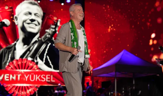 Levent Yüksel dillerden düşmeyen şarkılarını  seslendirdi