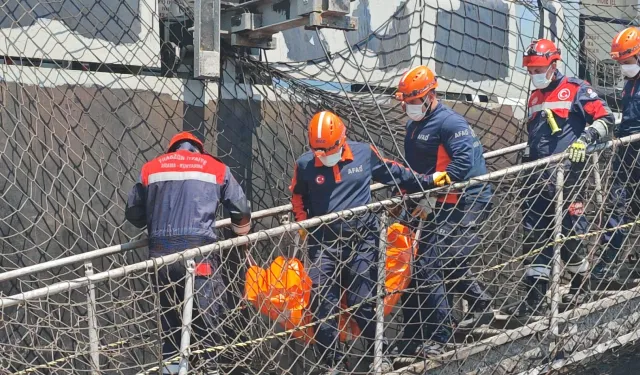 Trabzon'da İHA saldırısı kurbanı denizci gemiden çıkarıldı