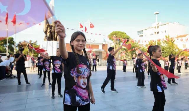 Zafer Bayramı Manisalı çocukların neşesiyle kutlandı