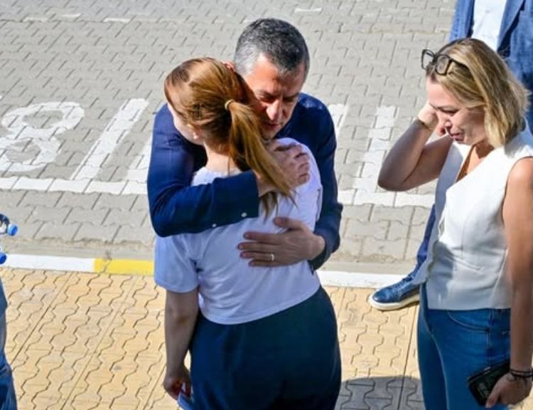 Özgür Özel'den Anlamlı Destek: Nehir’i Sınav Sabahı Yalnız Bırakmadı