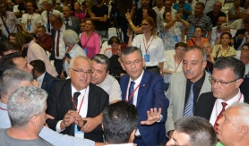 CHP Manisa İl Kongresinde gergin anlar yaşandı, tansiyon yükseldi