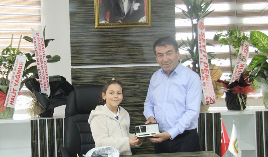 Şehit kızından Başkan Metin'e anlamlı hediye