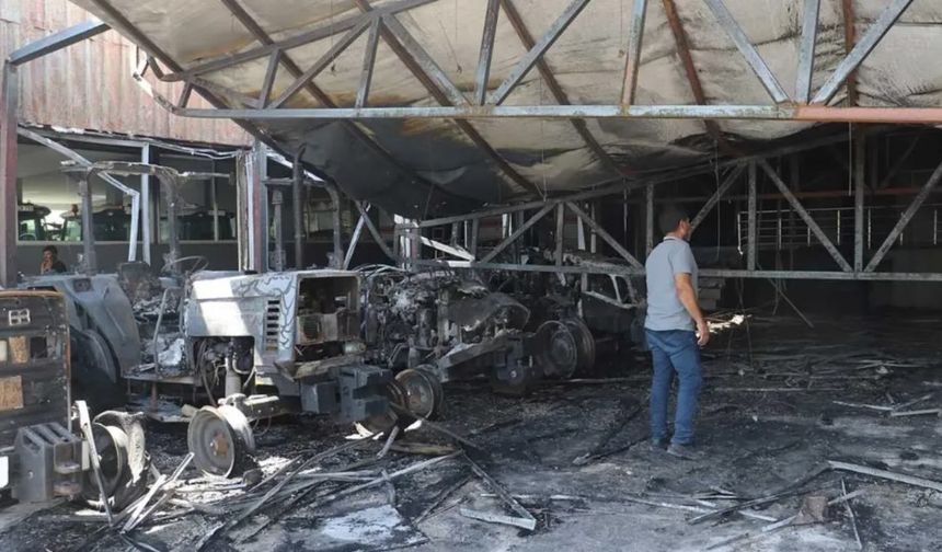 Diyarbakır’da traktörcüler sitesinde yangın: 3 iş yeri ve 19 traktör yandı