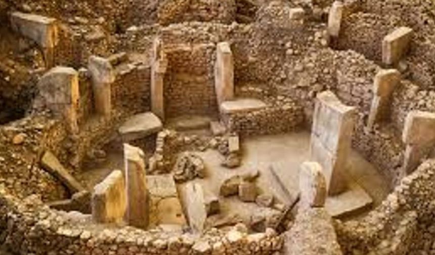 Göbeklitepe’de adak olarak yerleştirilmiş insan heykeli bulundu