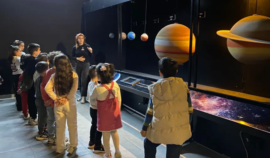 İzmir'de hayallerini çizen 650 çocuk Uzay Kampüsü'nde buluştu