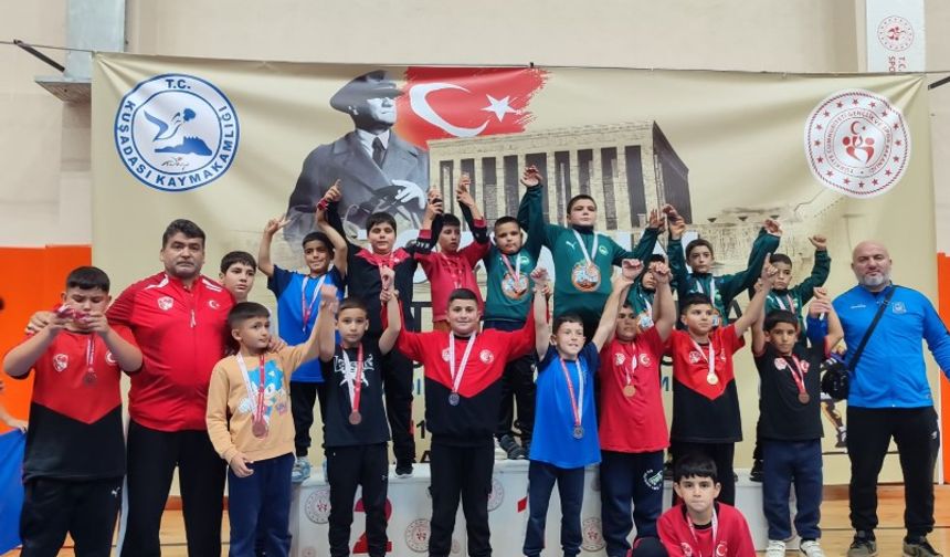 YUNUSEMRELİ GÜREŞÇİLER KUŞADASI'NDA ŞAMPİYON OLDU