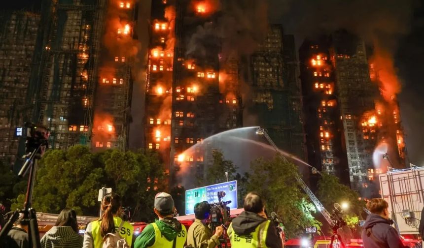 Hong Kong’daki Gökkule Yangınında Can Kaybı 94’e Yükseldi: 40 Saattir Süren Mücadele Sürüyor