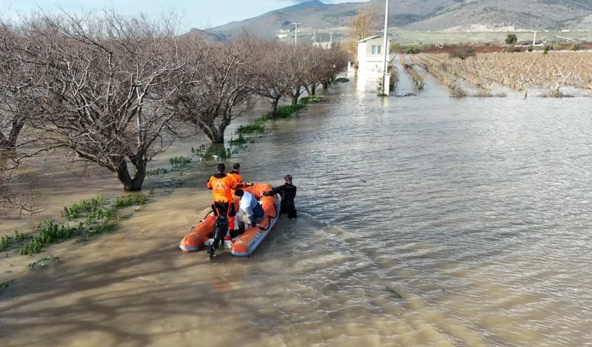 İzmir'de 50 yılda bir görülen meteorolojik tablo... Neden deniz yükseldi?
