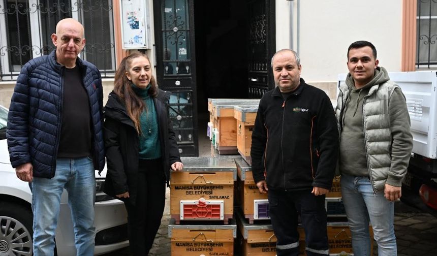 Manisa Büyükşehir’den Sel Mağduru Arıcıya Kovan Desteği