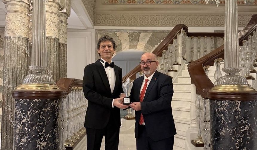 Akif Manaf’a Bir Barış Ödülü Daha: Dünyaca Ünlü Yazar Egeyön Barış Ödülünü Aldı