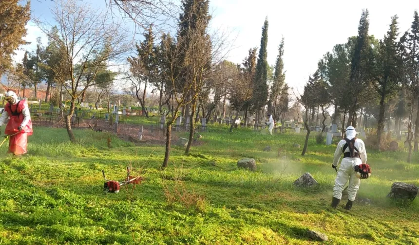 Manisa'da mezarlıklar bayrama hazırlanıyor