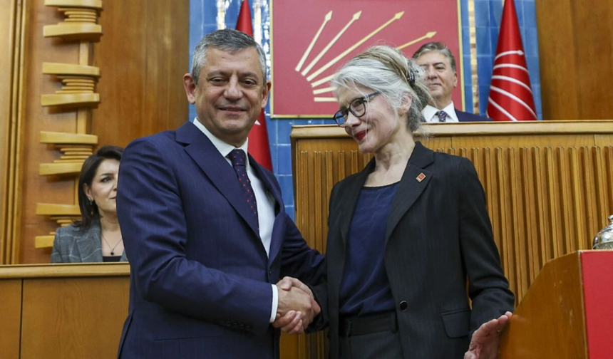 Emine Ülker Tarhan Yıllar Sonra CHP’ye Döndü: Rozetini Özgür Özel Taktı