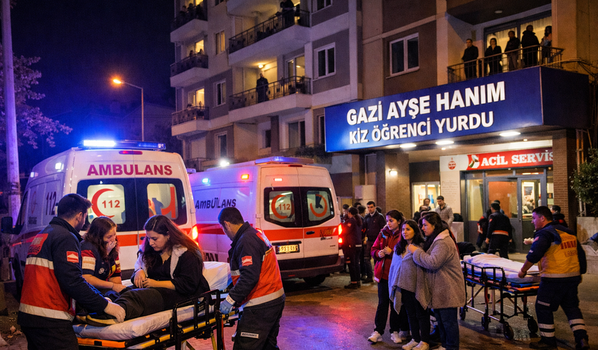 İzmir’de Kız Öğrenci Yurdunda Gıda Zehirlenmesi Şüphesi: 28 Öğrenci Hastaneye Kaldırıldı